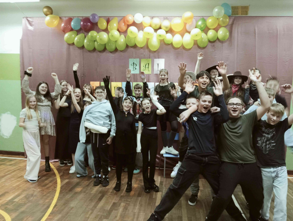 Zabawa karnawałowa klas starszych